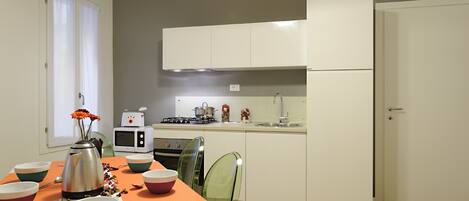 Appartamento, 2 camere da letto | Cucina privata | Frigorifero con congelatore, microonde, forno, piano cottura