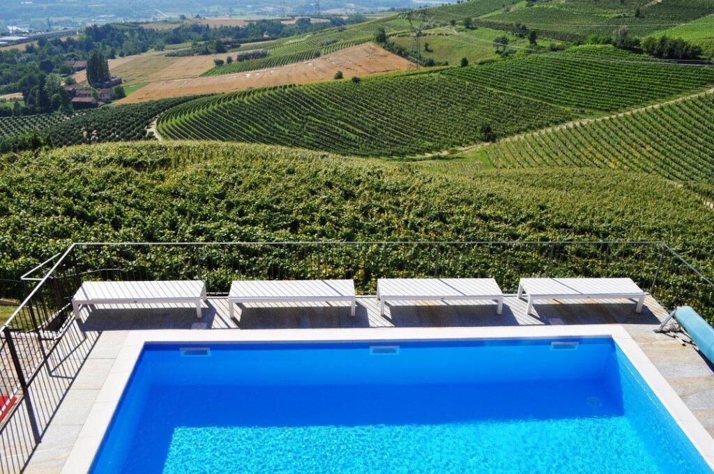 Sesongbasert utendørsbasseng, bassengparasoller og solsenger