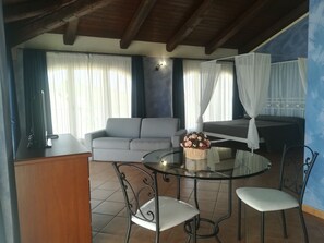 Phòng Superior, quang cảnh đồi núi | Két bảo mật tại phòng, bàn, bàn ủi/dụng cụ ủi quần áo 