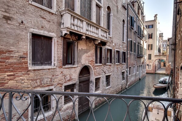 Exterior - Rialto canal view (Venice)