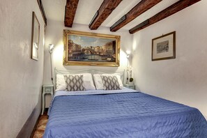 Apartment, 1 Bedroom | 2 bedrooms, iron/ironing board, cribs/infant beds, free WiFi - Rialto canal view (Venice)