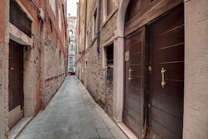 Exterior - Rialto canal view (Venice)