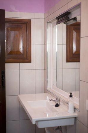 Shower, free toiletries, towels - Patio Hostel - Adults Only (San Cristóbal de La Laguna)