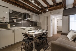 公寓, 2 间卧室 | 起居区 | 平板电视