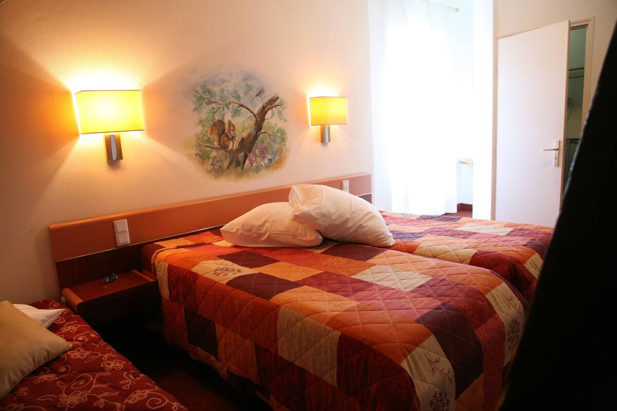 Dreibettzimmer | Verdunkelungsvorhänge, schallisolierte Zimmer, Bügeleisen/Bügelbrett