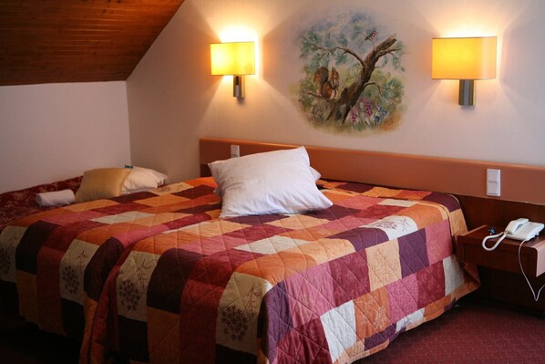 Habitación triple | Decoración personalizada, muebles diferentes y cortinas blackout 