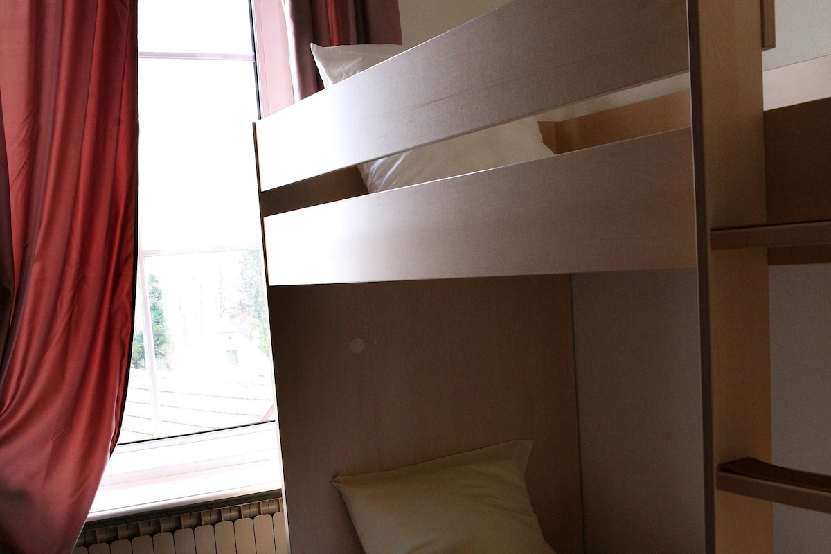Vierbettzimmer | Verdunkelungsvorhänge, schallisolierte Zimmer, Bügeleisen/Bügelbrett
