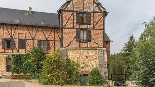 A traditional half-timbered building with a stone base, a wooden upper structure, and a brick chimney. - Le Moulin de la Côte - Chambre d'Hôtes (Saint-Vigor)