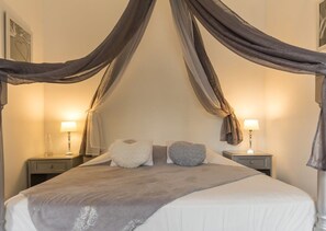 Tweepersoonskamer (Le Cygne) | Individueel gedecoreerd, individueel gemeubileerd