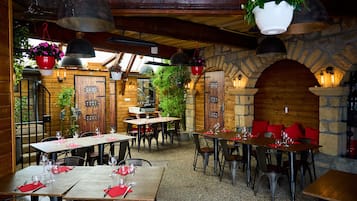 供應早餐、午餐和晚餐,當地料理
