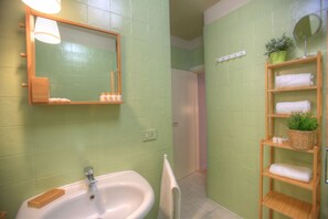 Appartamento, 2 camere da letto | Bagno | Doccia, set di cortesia gratuito, asciugacapelli, bidet