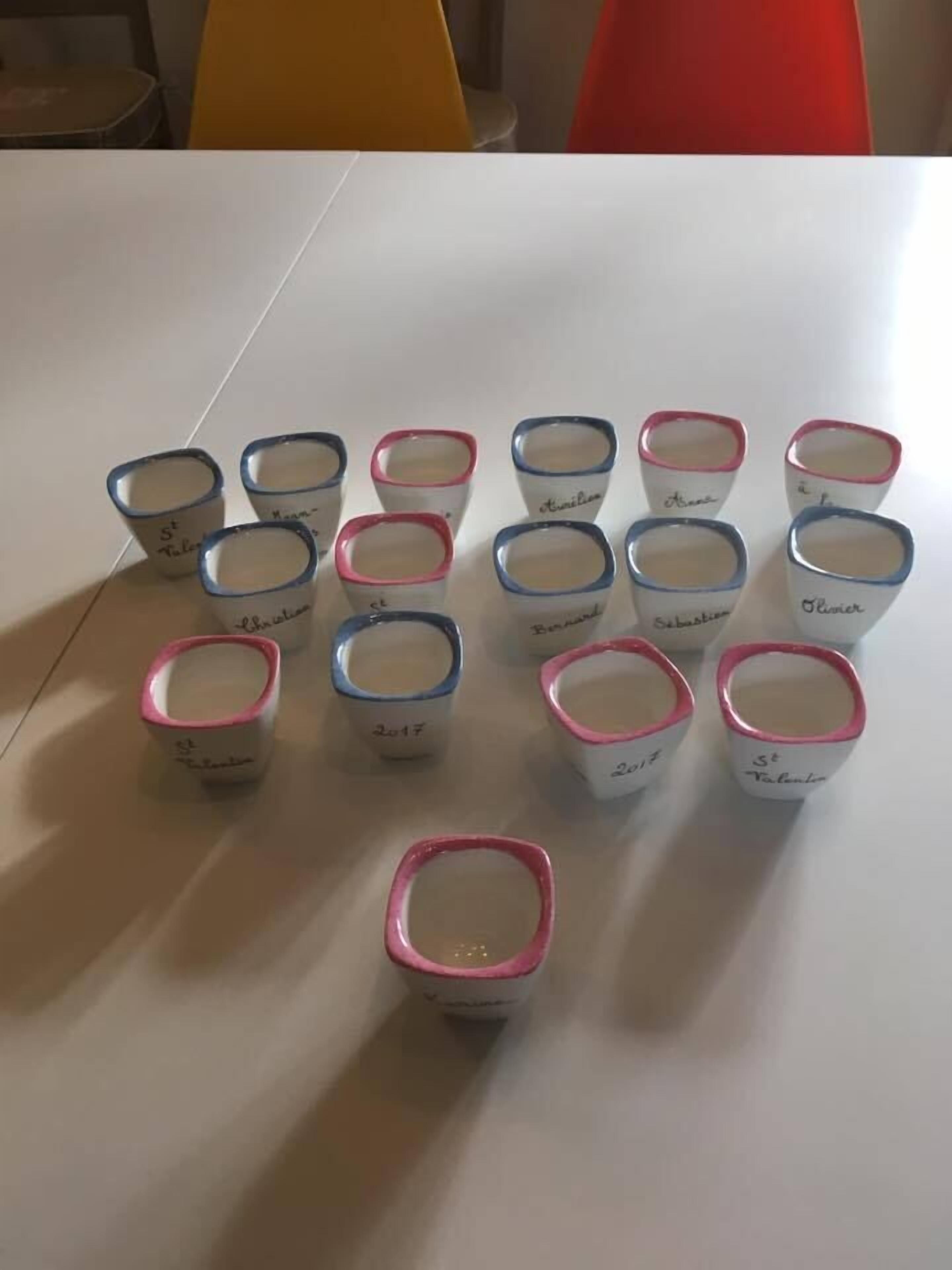 Et bord med flere kopper arrangeret i et mønster.