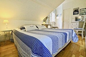Double Room (Royale Victoire) | Hypo-allergenic bedding, individually decorated, individually furnished - La Longère (Bonneville-sur-Touques)