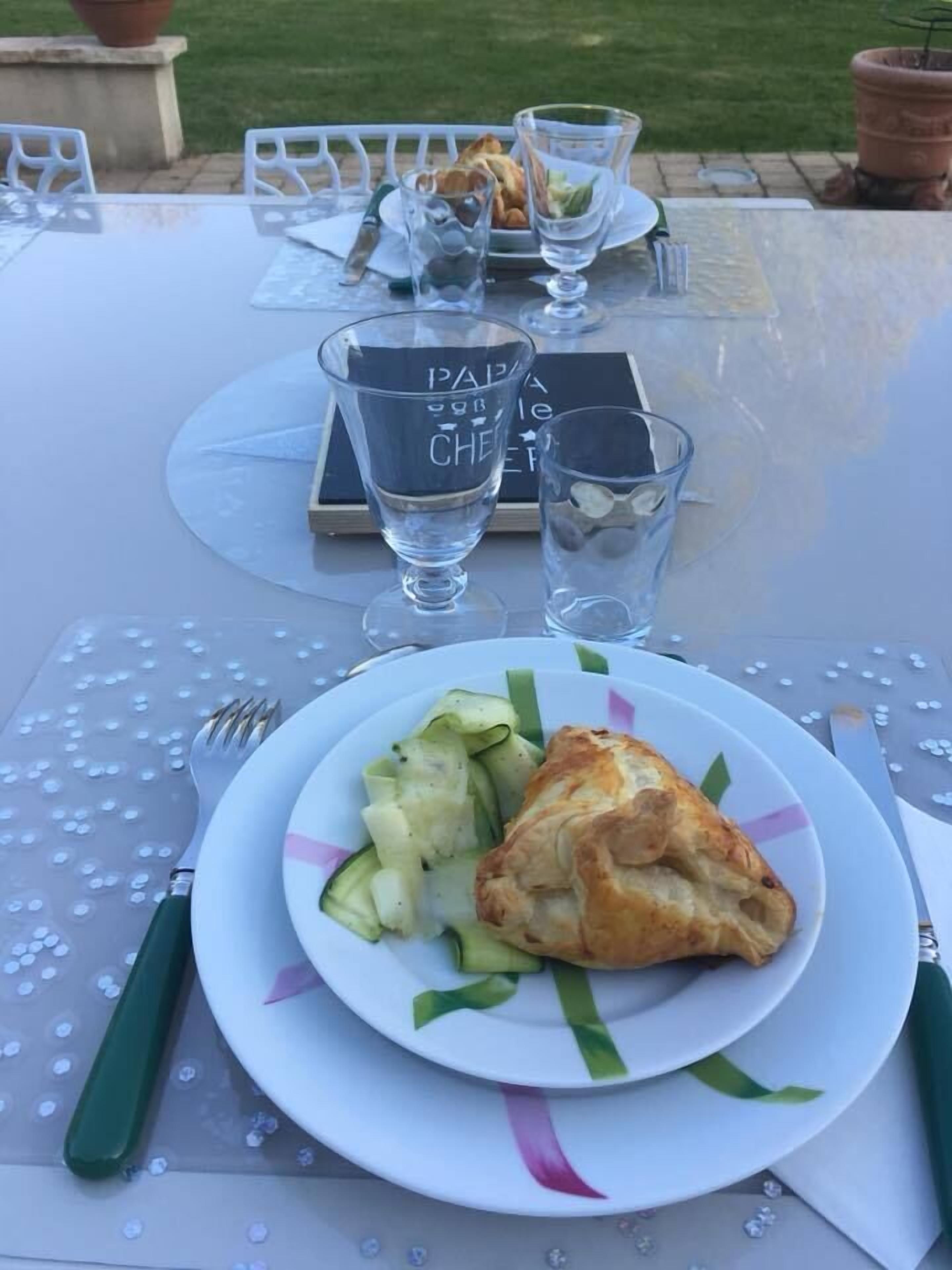 Een gedekte tafel met eten, een glas en een menukaart.