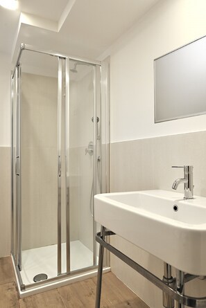 Apartment, 2 Bedrooms | Bathroom | Shower, hair dryer, bidet, towels