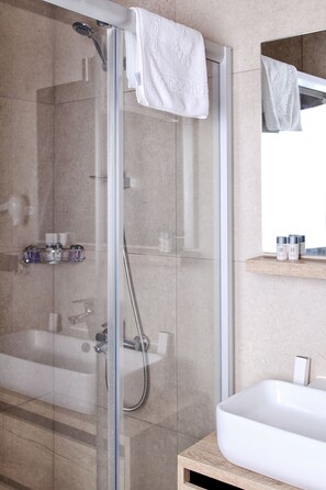Double Room | Bathroom | Shower, free toiletries, hair dryer, slippers - Pitahaya Mutfak Turkbuku (Bodrum)