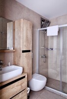 Habitación Deluxe doble | Baño | Ducha, artículos de higiene personal gratuitos y secador de pelo