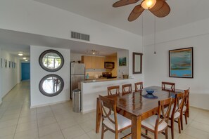 Luxury Apartment, Beach View, Beachfront | In-room dining