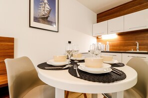 Quarto triplo família, 1 quarto | Opções para refeição no quarto