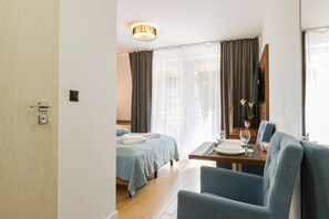Quarto casal básico, 1 cama de casal | Escrivaninha, ferros/tábuas de passar roupa, berços (sobretaxa)