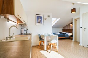 Quarto casal conforto, 1 cama Queen | Escrivaninha, ferros/tábuas de passar roupa, berços (sobretaxa)