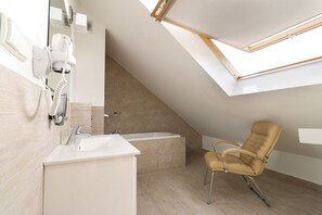 Comfort Double Room, 1 Queen Bed | Bathroom | Hair dryer, towels - Villa Magnolia (Swinoujscie)
