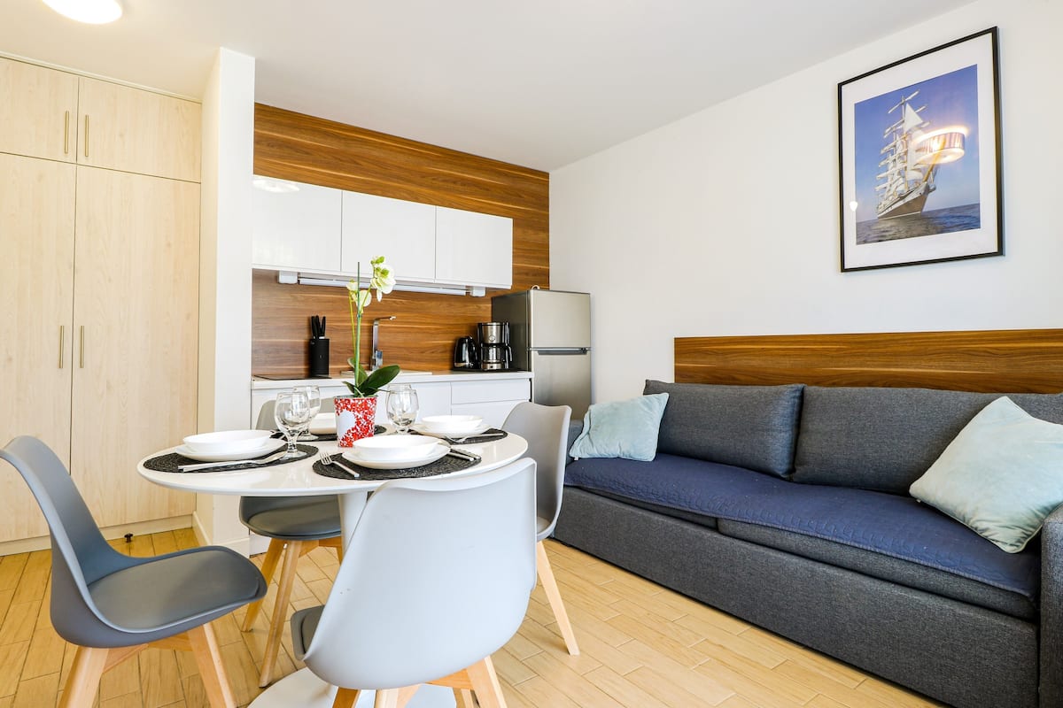 Family Studio Suite | Private kitchen | Fridge, coffee/tea maker, electric kettle, cookware/dishes/utensils