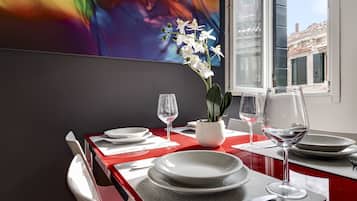 Großer Kühlschrank, Mikrowelle, Herdplatte, Geschirrspüler