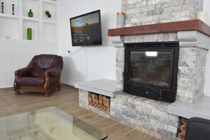 Family Villa, 4 Bedrooms | Living room | Flat-screen TV - shir lakineret smadar (Yavne'el)