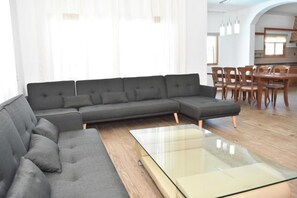 Family Villa, 4 Bedrooms | Living room