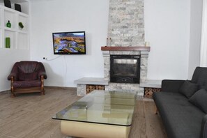 Family Villa, 4 Bedrooms | Living room