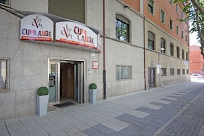 A building with signage for 'CUMLAUDE' and 'RESIDENCIA UNIVERSITARIA SAN JUAN'. - Residencia Universitaria Cum Laude (Salamanca)
