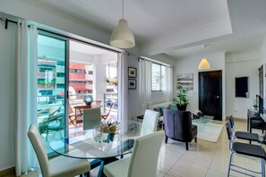 Appartamento Superior, 1 camera da letto, balcone, vista città | Area soggiorno | TV a schermo piatto