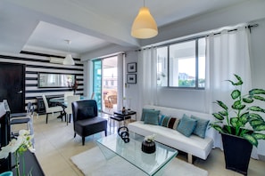 Superior-Apartment, 1 Schlafzimmer, Balkon, Stadtblick | Wohnbereich | Flachbildfernseher