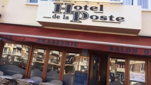 Hotel llamado "Hotel de la Poste" con terraza y un salón visible.