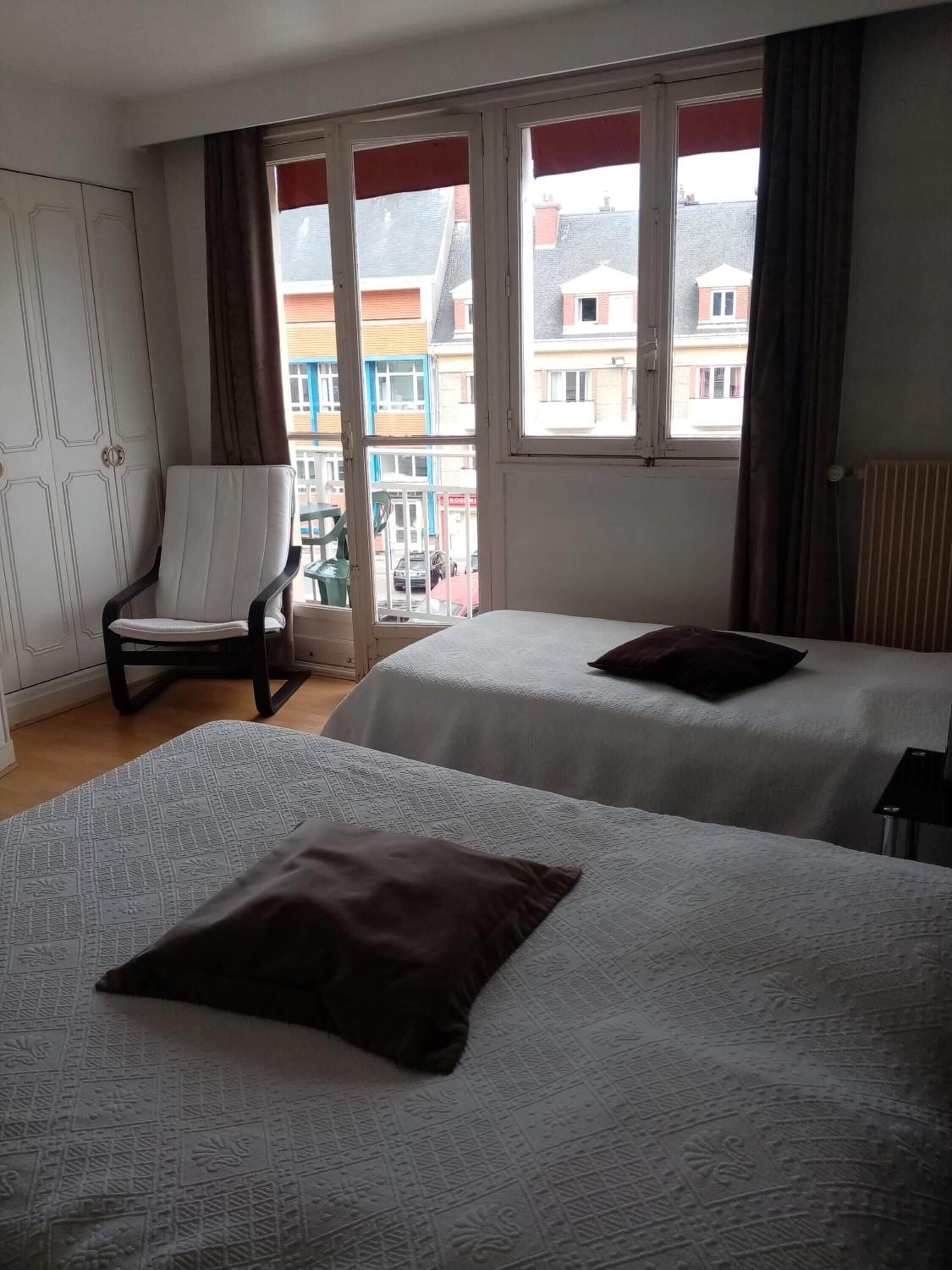 เครื่องนอนระดับพรีเมียม, ผ้าม่านกันแสง, Wi-Fi ฟรี, ผ้าปูที่นอน