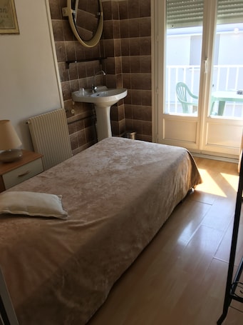 Single Room, 1 Bedroom, Smoking | 1 bedroom, premium bedding, blackout drapes, free WiFi