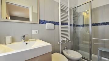 Apartment, 2 Bedrooms | Bathroom | Shower, hair dryer, bidet, towels