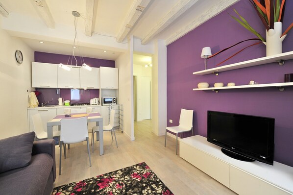 Leilighet, 2 soverom | Oppholdsområde | TV