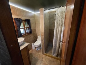 传统小屋, 多张床, 山景 | 浴室 | 淋浴设施、免费洗浴用品、拖鞋、毛巾