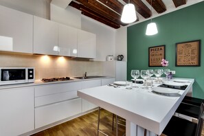 Appartement, 1 chambre | Cuisine privée | Réfrigérateur, micro-ondes, plaque de cuisson, lave-vaisselle