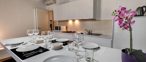 Departamento, 1 habitación | Cocina privada | Refrigerador, microondas, parrilla de estufa y lavavajillas