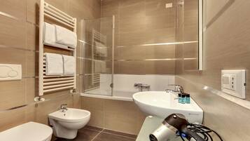 Departamento, 1 habitación | Baño | Regadera, secadora de cabello, bidet, toallas