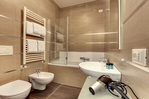 Ducha, secador de pelo, bidet, toallas