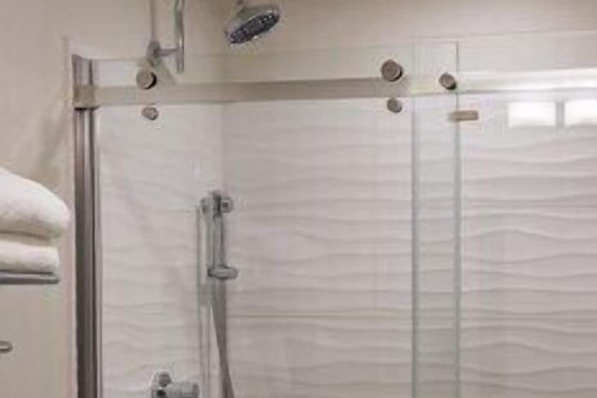Bathroom | Combined shower/tub, hair dryer, towels