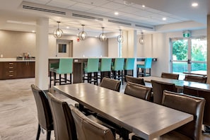 بوفيه فطور مجانًا يوميًا