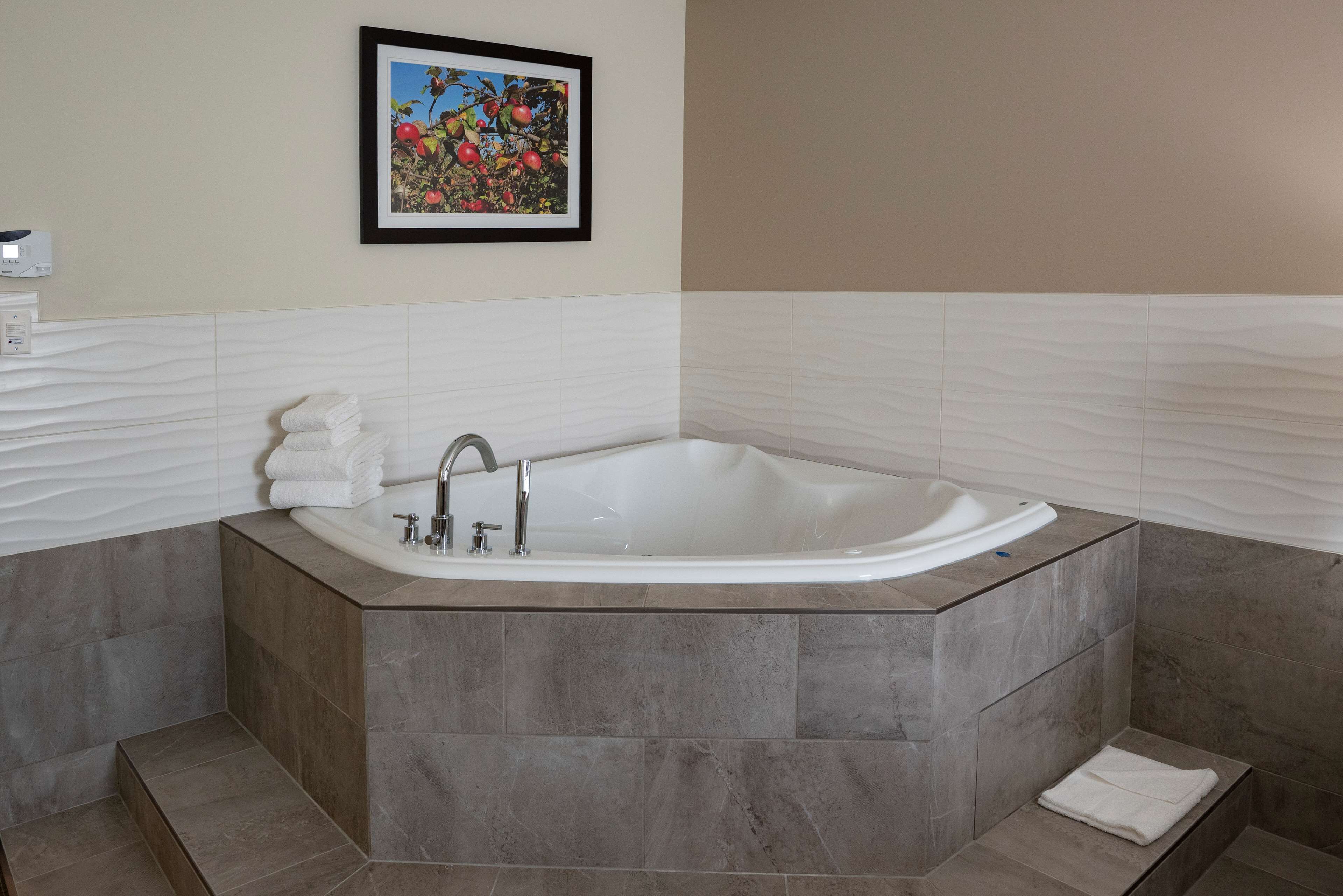 premium suite, 1 king bed, jetted tub (coast premium king suite with jet tub) | private spa tub