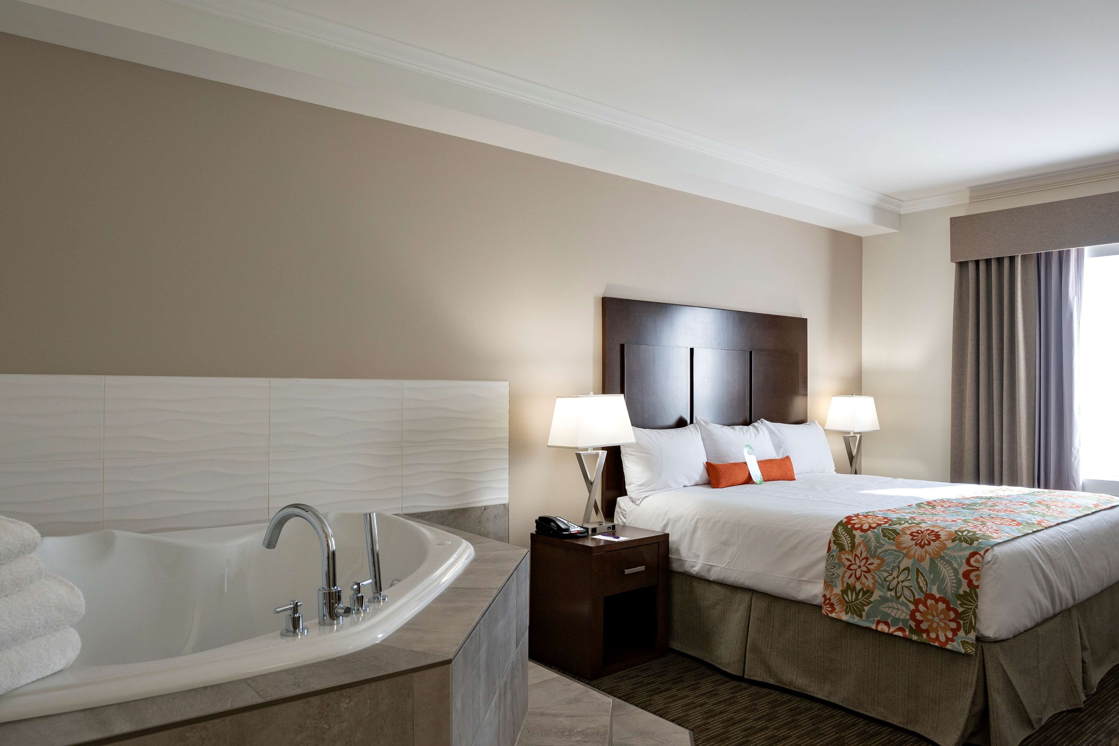 premium suite, 1 king bed, jetted tub (coast premium king suite with jet tub) | private spa tub