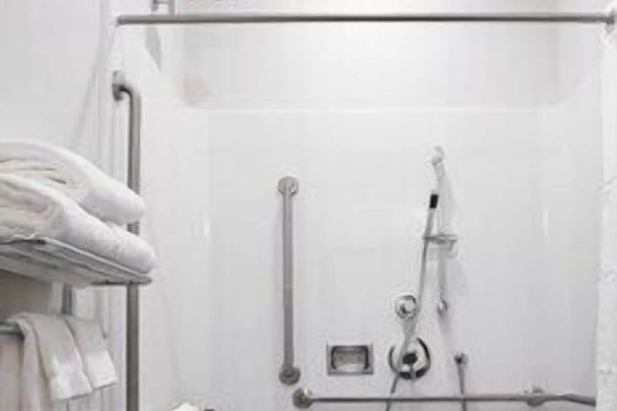 Bathroom | Combined shower/tub, hair dryer, towels