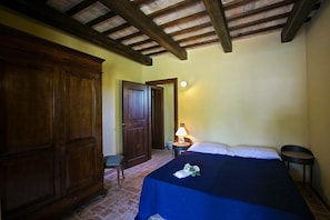 5 bedrooms, desk, iron/ironing board, rollaway beds